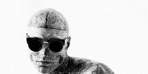 Человек с татуировкой скелет Татуированный под скелет
